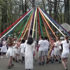 tradisi maypole dance di inggris