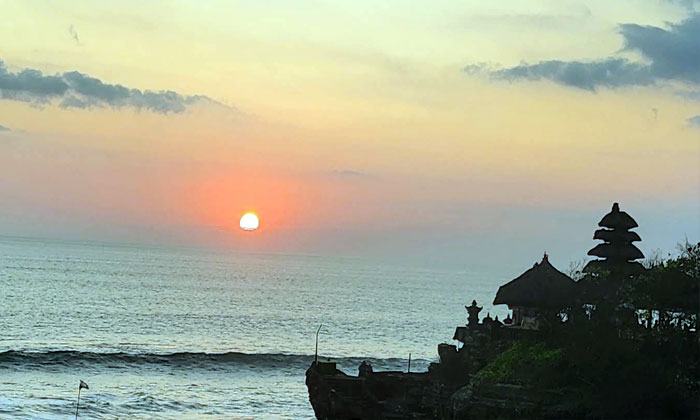 tanah lot bali dengan pemandangan spektakuler